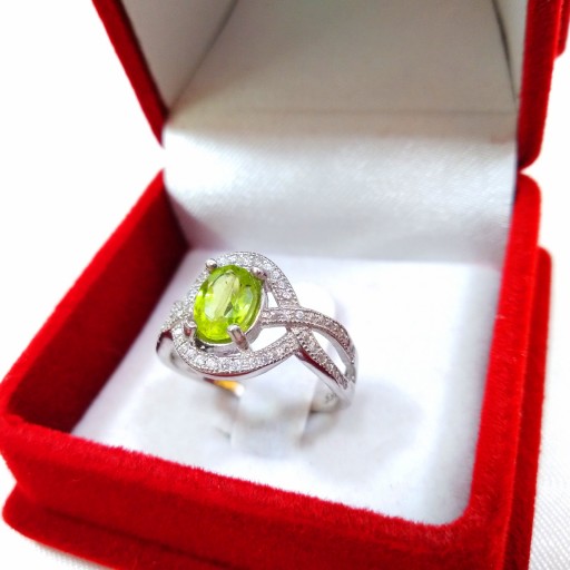 انگشتر نقره زنانه با نگین سنگ طبیعی زبرجد(پریدوت peridot) روکش آب طلا (رادیوم) با عیار 925 کد 6