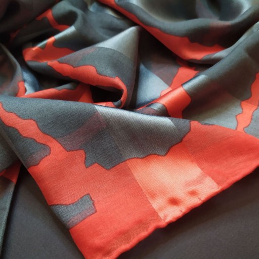روسری طرحدار دو رنگ - قواره 140 (قرمز- طوسی)