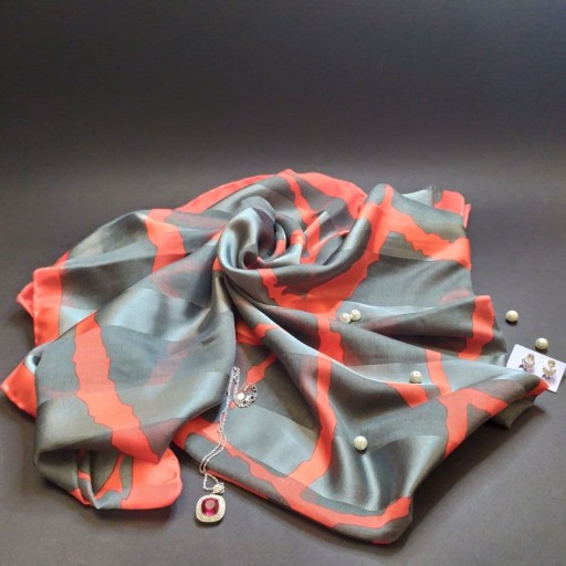 روسری طرحدار دو رنگ - قواره 140 (قرمز- طوسی)