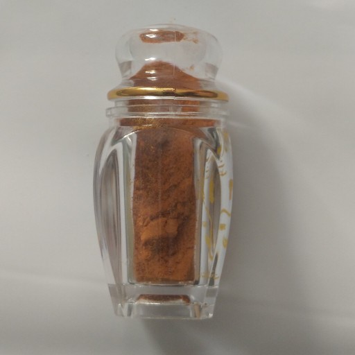 پودر طعم دهنده و رنگ دهنده فوق العاده زعفران بسته بندی شده در ظرف شیشه‌ای شیک و ترانس پارانس ده گرمی