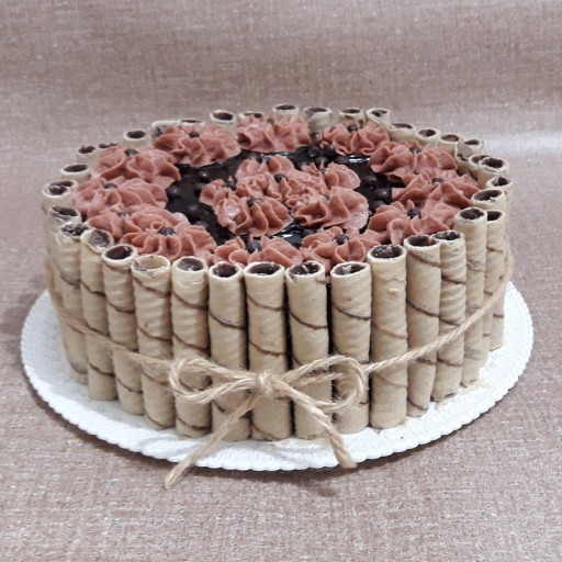 کیک شکلاتی با روکش گاناش و تزئین باترکریم