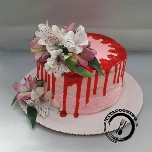 کیک خامه ای با گلهای طبیعی