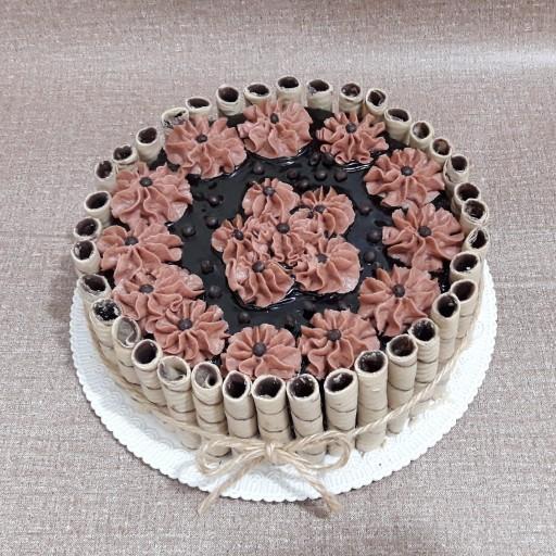 کیک شکلاتی با روکش گاناش و تزئین باترکریم