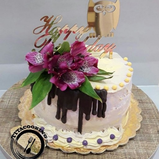 کیک خامه ای با گلهای طبیعی