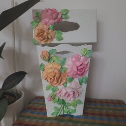 ست سطل و جا دستمالی جهیزیه روی بیس چوب با گلهای دستساز مقاوم‌به آب و ضربه