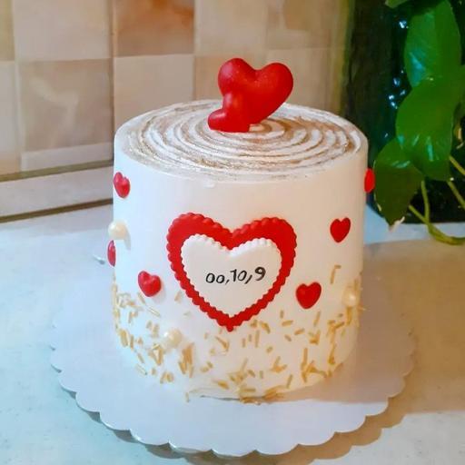 کیک تولد خانگی با فوندانت قلب ساده و عاشقانه  وزن1450کیلوگرم ( فیلینگ نوتلا و موز و گردو)