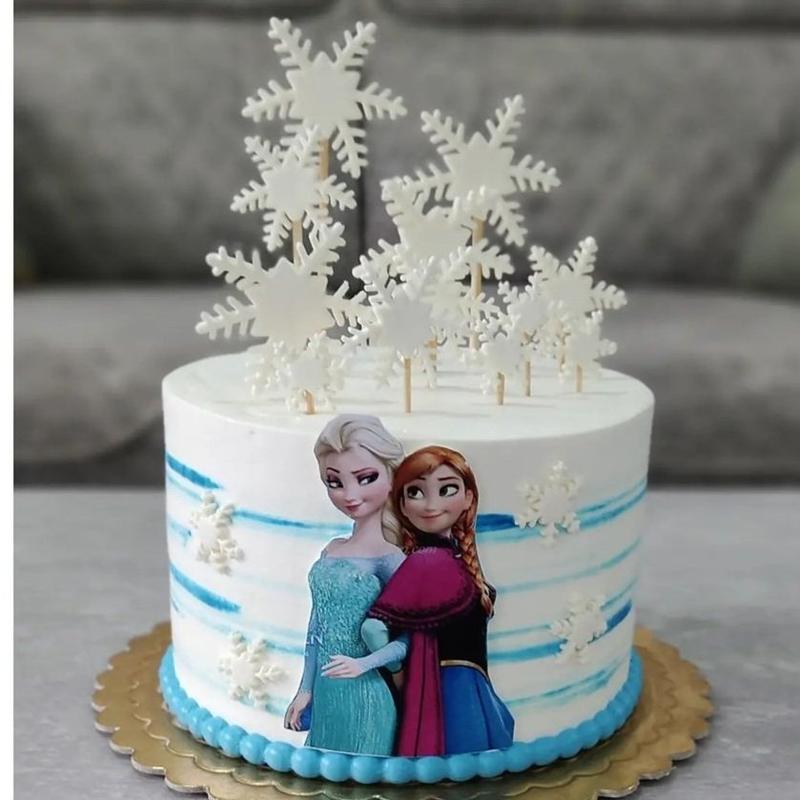 کیک  تولدخانگی  با تم السا دخترونه فوندانت برف و چاپ غیر خوراکی وزن 1400 کیلوگرم ( فیلینگ نوتلا و موز و گردو)