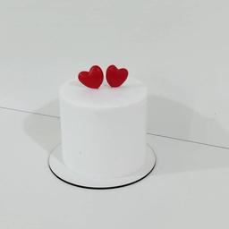 کیک تولد خانگی با فوندانت قلب عاشقانه سفید ساده و شیک  وزن 1100کیلوگرم ( فیلینگ نوتلا و موز و گردو)