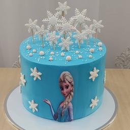 کیک تولد خانگی با تم السا آبی رنگ  فوندانت برف سفید و چاپ غیر خوراکی وزن 1400کیلوگرم ( فیلینگ نوتلا و موز و گردو)
