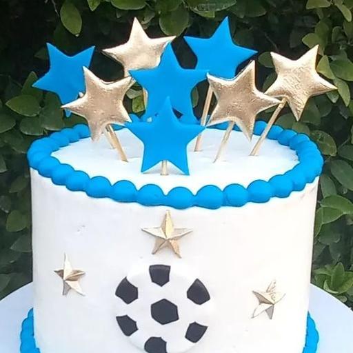 کیک تولد خانگی با فوندانت ستاره  آبی و طلایی چاپ غیر خوراکی وزن 1500 کیلوگرم ( فیلینگ نوتلا و موز و گردو)