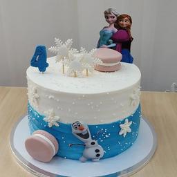 کیک تولد خانگی با تم  السا دخترونه شیک و زیبا  با فوندانت وزن 1400 کیلوگرم ( فیلینگ نوتلا و موز و گردو)