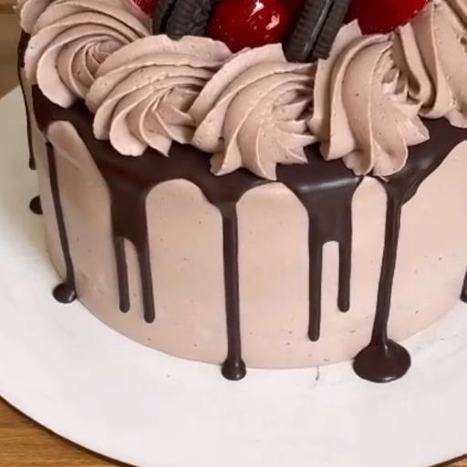 کیک  تولد خانگی با تم خامه شکلاتی و شره شکلاتی به وزن 1450کیلوگرم  کیلوگرم ( فیلینگ نوتلا و موز و گردو)