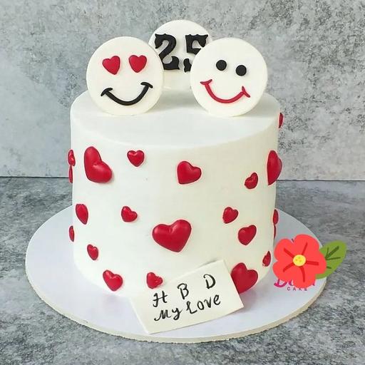 کیک تولد خانگی با فوندانت قلب و ایموجی های زیبا و عاشقانه  وزن 1450 کیلوگرم ( فیلینگ نوتلا و موز و گردو)