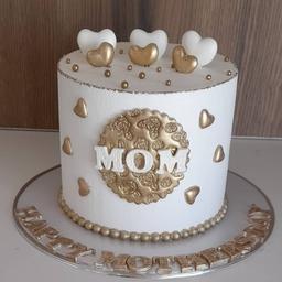 کیک تولد خانگی  با فوندانت قلب طلایی و سفید تم مادرانه وزن 1500 کیلوگرم ( فیلینگ نوتلا و موز و گردو)