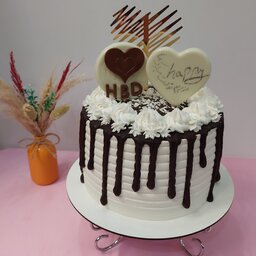 کیک تولد خانگی شره شکلاتی  تولد با شکوفه های سفید و شکلاتی وزن  2 کیلوگرم ( فیلینگ نوتلا و موز و گردو)