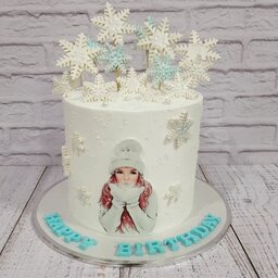 کیک تولد خانگی با تم زمستانی دخترونه با فوندانت برف گل آبی وزن 1500کیلوگرم ( فیلینگ نوتلا و موز و گردو)