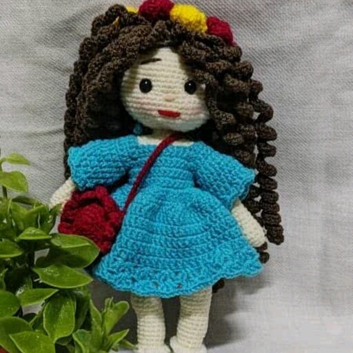 عروسک بافتنی دختر بهار با موهای فرفری و بلند