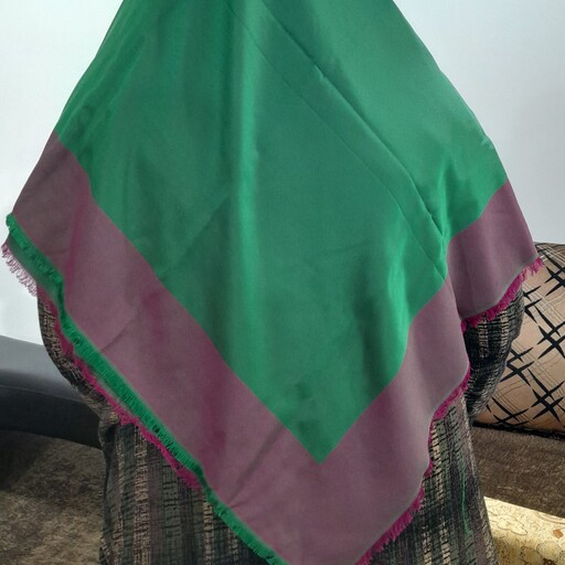 روسری نخی قواره بزرگ  دوریه با ترکیب رنگ سبز و  سرخابی باطیف رنگی خاص و جذاب برای خانم ها و دختر خانم های  شیک پوش 