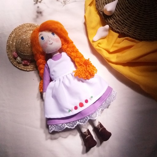 عروسک آنه شرلی در قد 30سانت  همراه با کلاه حصیری و پیشبند و کفش قابل تعویض 
