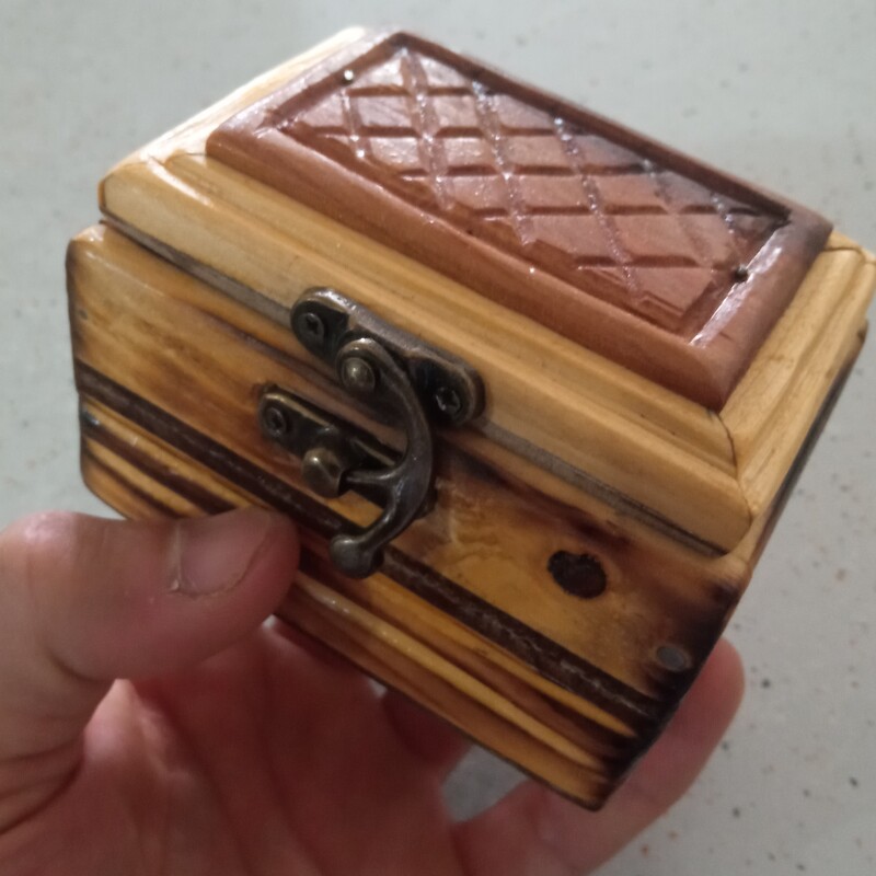جعبه چوبی تزیینی مناسب برای کادو وجواهرات جنس چوب روسی هست روغن کاری شده 