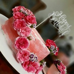 کیک تولد با تزیین گل طبیعی