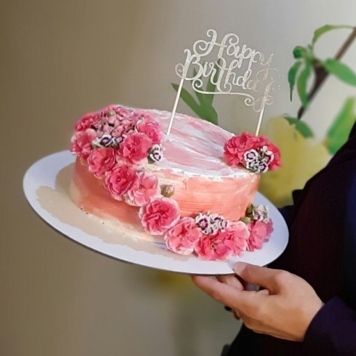 کیک تولد با تزیین گل طبیعی