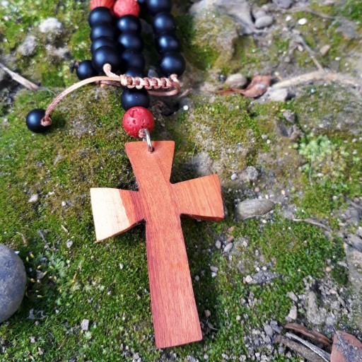گردنبند چوبی صلیب2