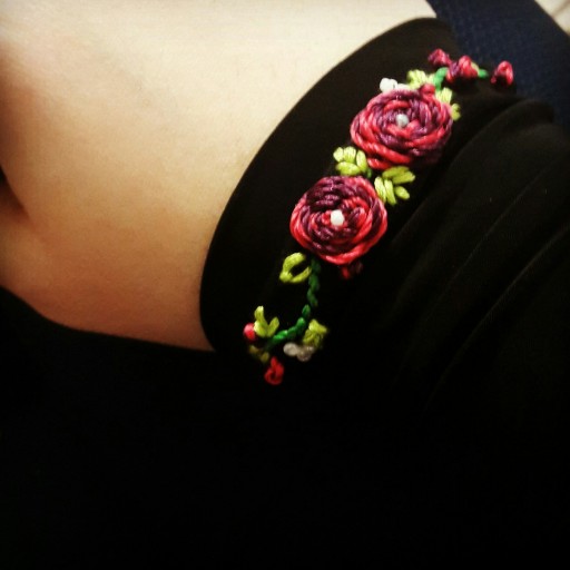 ساق دست گلدوزی گل قرمز