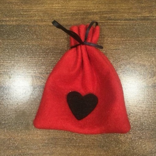 کیسه نمدی قرمز با قلب مشکی