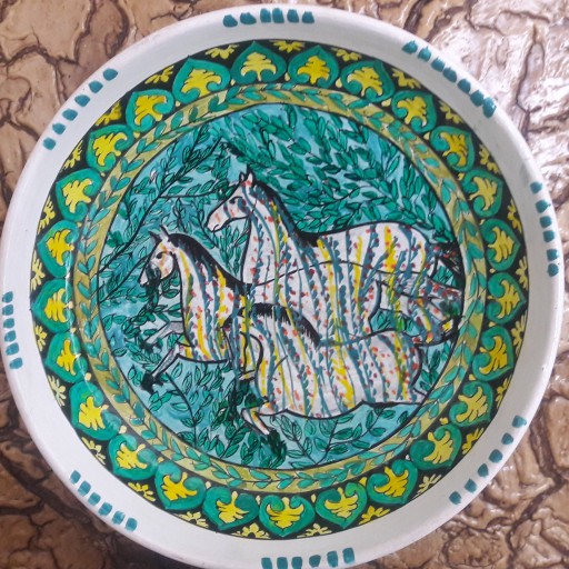 بشقاب دیوارکوب با نقاشی اسبهای ساسانی