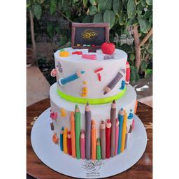 کیک خامه ای برای جشن پایان سال تحصیلی