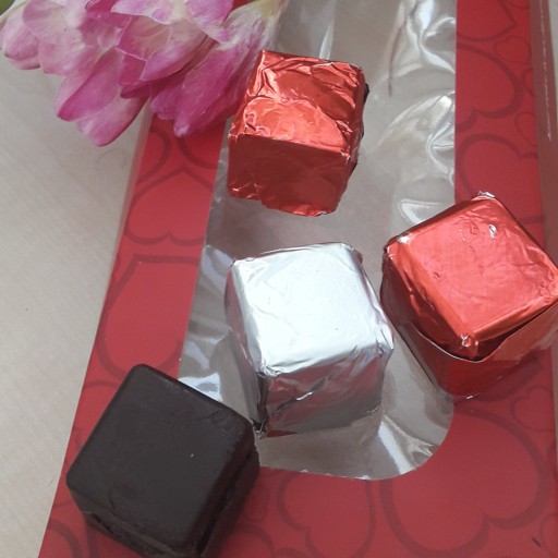 شکلات های مغزدار با کارامل نوع شکلات تلخ وبسیار خوشمزه برای پذیرایی عید بسیار مناسبه