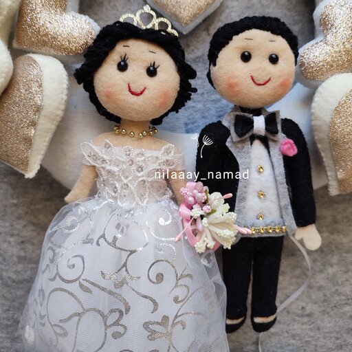 حلقه رودری عروس زیبا و داماد خوشتیپ که  با استفاده ازنمد و چرم زییایی خاصی گرفته اند 