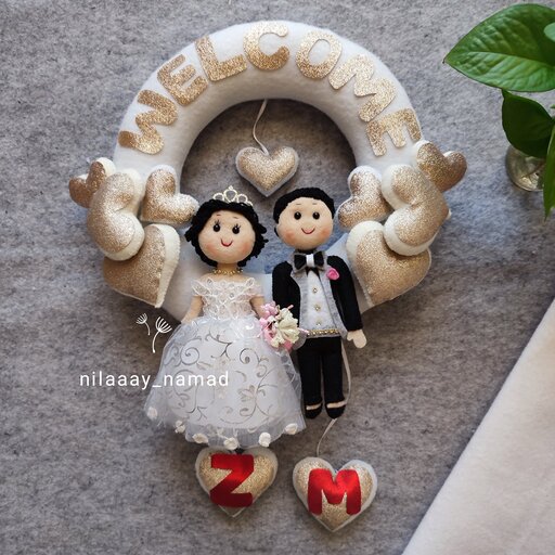 حلقه رودری عروس زیبا و داماد خوشتیپ که  با استفاده ازنمد و چرم زییایی خاصی گرفته اند 