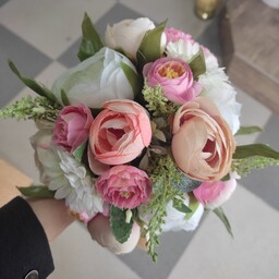دسته گل عروس نسترن و بابونه صورتی و سفید با دسته کنفی