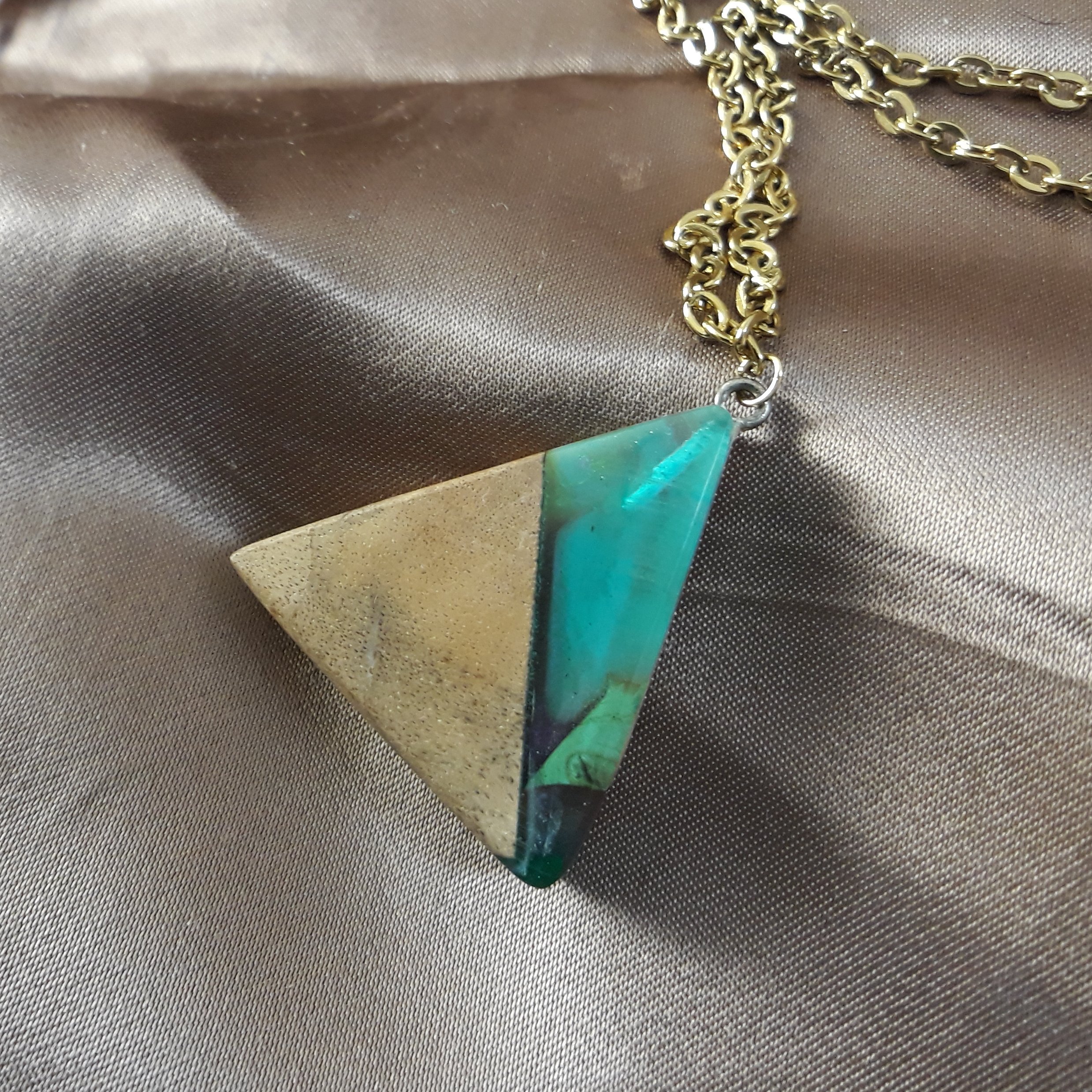 گردنبندرزین و چوب به اسم رنگین کمان دستساز آویز ماشین گردن بند چوب گردو چوبکده بیدسفید