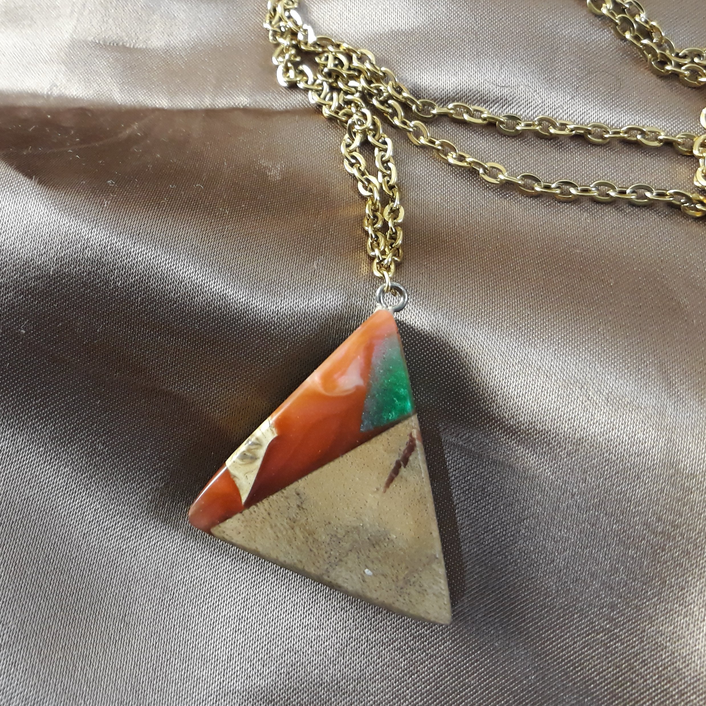 گردنبندرزین و چوب به اسم رنگین کمان دستساز آویز ماشین گردن بند چوب گردو چوبکده بیدسفید