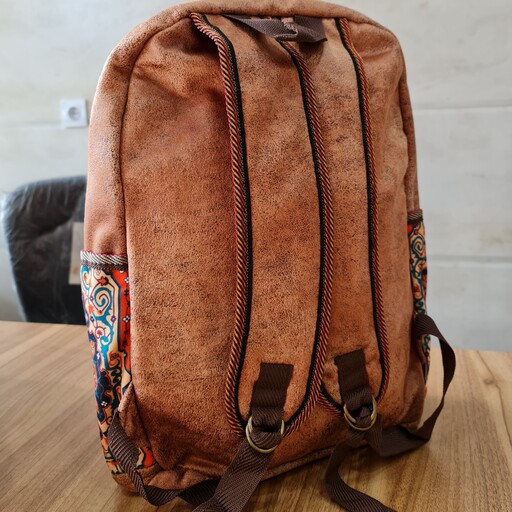 کیف کوله پشتی یوتاب. مدل سنتی. جنس بیرونی پارچه میکرو و داخل کیف چرم مصنوعی. رنگ زرشکی 