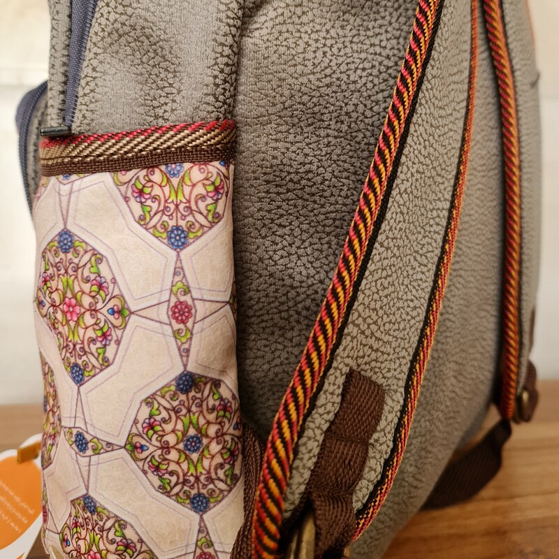 کیف کوله پشتی یوتاب. مدل سنتی جنس بیرونی پارچه میکرو و داخل کیف چرم مصنوعی. طوسی نقش روشن