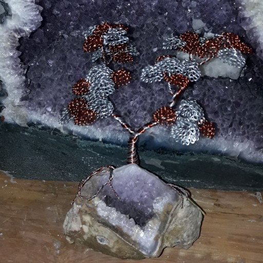 درختچه‌ی بونسای تلفیقی با مس و گالوانیزه همراه با سنگ معدنی آماتیست