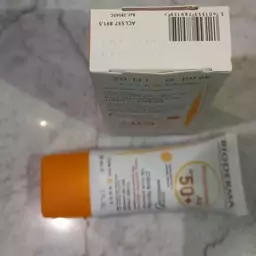 کرم ضد آفتاب بیودرما بی رنگspf50 کرم ضد آفتاب بایودرما 