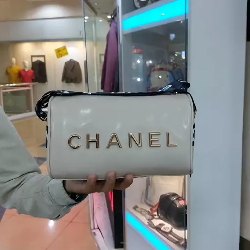 کیف اسپورت دوشی CHANEL  . دارای بند پارچه ای مشکی طرح CHANEL  لطفا قبل از خرید موجودی بگیرید