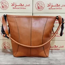 کیف دوشی چرم طبیعی گاوی درجه یک زنانه دخترانه رنگ عسلی دوخت ماشینی تک زیپ داخل کیف تک خانه بند دوشی چرمی قابل تنظیم