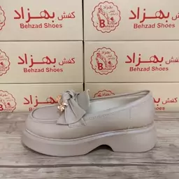 کفش لژ دار پاپیونی سنجاقی زنانه دخترانه رنگ کرم سایز 37 تا 40 زیره پیو پاشنه چهار و نیم سانتی رویه چرم صنعتی سبک راحت