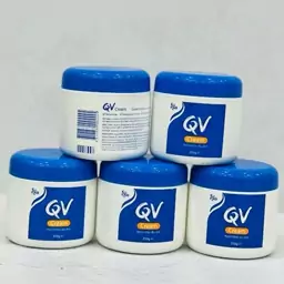 کرم مرطوب کننده و آبرسان و رطوبت رسان عالی کاسه ایی کیو وی 250 گرمی. QV