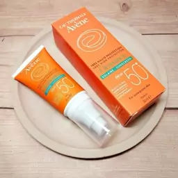 ضد آفتاب بی رنگ جوانساز اون avene 50spf sunscreen