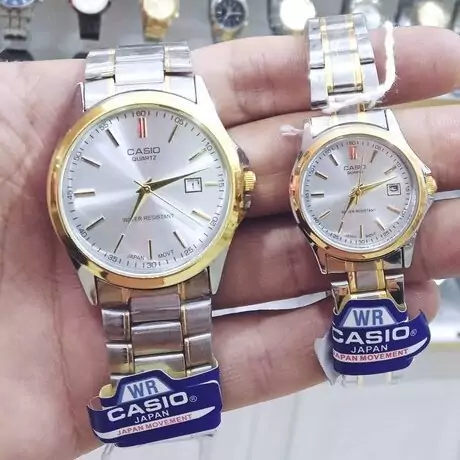 ساعت ست و تکی زنانه و مردانه عقربه ای کاسیو CASIO صفحه گرد مشکی بند استیل دو رنگ طلایی نقره ایی - تک کد 2726