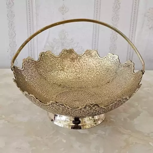 میوه خوری برنزی هندی مدل طاووس لبه قلعه دسته دار قطر 24 سانتی متر کد 3834 ( ظروف برنجی هندی )