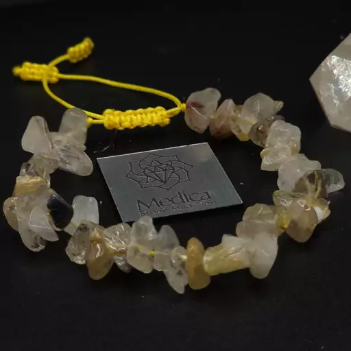 دستبند سنگ کوراتز شفاف روتیل دار طبیعیRutilated quartz/ تراش چیپسی شکسته/ سایز سنگ 8/ دور مچ 17/ سنگ ارتباطات انرژیک