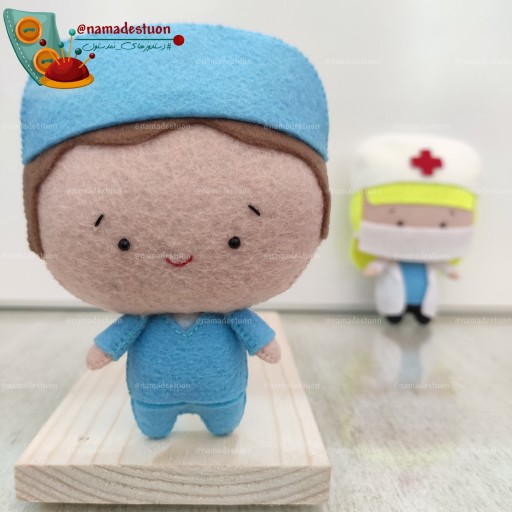 عروسک دکتر ( تکی با استند چوبی)